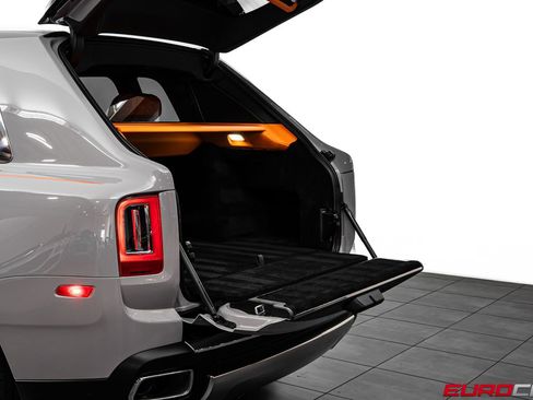 Used 2023 Rolls-Royce Cullinan image 18