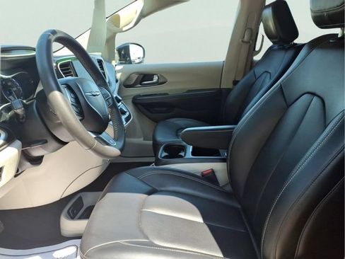 Used 2024 Chrysler Pacifica Touring-L FWD image 13