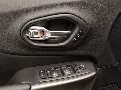 Used 2020 Jeep Cherokee Limited FWD image 27