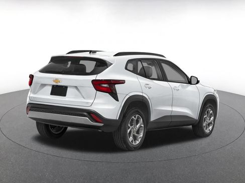 Used 2025 Chevrolet Trax LT FWD image 2