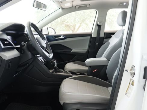 Certified 2022 Volkswagen Taos SE FWD image 9