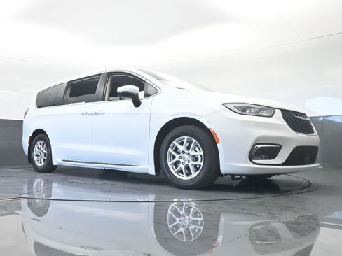 Used 2023 Chrysler Pacifica Touring-L image 64