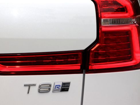 Used 2018 Volvo XC60 T8 R-Design w/ Convenience Package image 6