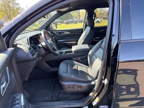 Used 2025 Chevrolet Traverse LT image 19