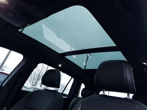 Used 2021 Volkswagen Tiguan SE R-Line image 22