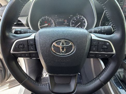 Used 2022 Toyota Highlander XLE AWD/4WD image 18