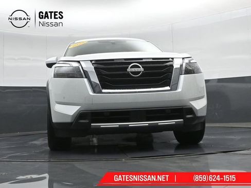 Used 2025 Nissan Pathfinder SL AWD/4WD image 41