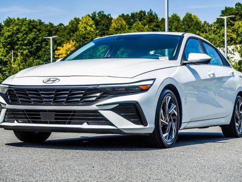 Used 2025 Hyundai Elantra Limited FWD image 9