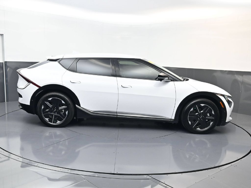 Used 2025 Kia EV6 Wind RWD image 2