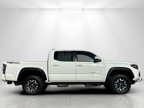 Used 2022 Toyota Tacoma TRD Off-Road image 2