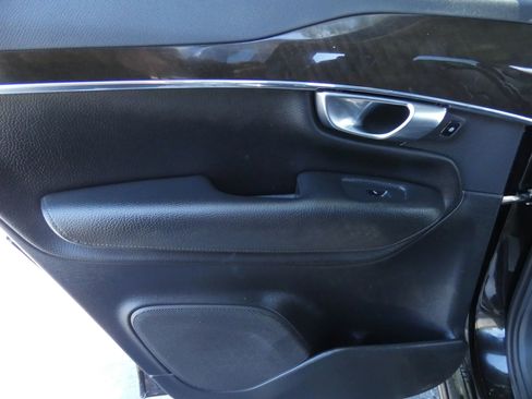 Used 2018 Volvo XC90 T6 Momentum w/ Convenience Package image 38