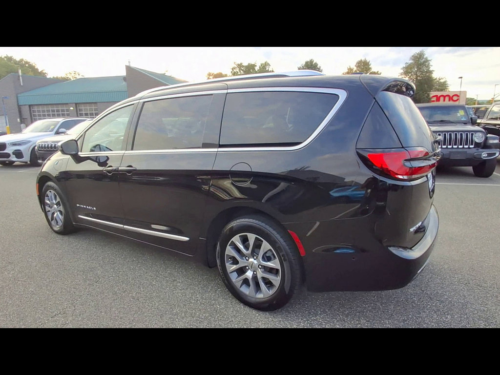 Used 2025 Chrysler Pacifica Pinnacle FWD image 6