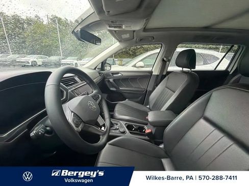 Used 2024 Volkswagen Tiguan SE w/ Panoramic Sunroof Package AWD/4WD image 9