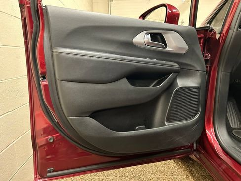 Used 2019 Chrysler Pacifica Touring-L Plus w/ S Appearance Package FWD image 13