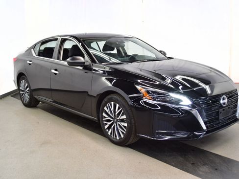 Used 2025 Nissan Altima 2.5 SV FWD image 2
