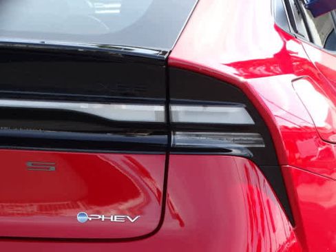 Used 2025 Toyota Prius Plug-In Hybrid image 12