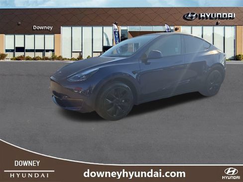 Used 2025 Tesla Model Y Long Range RWD image 1