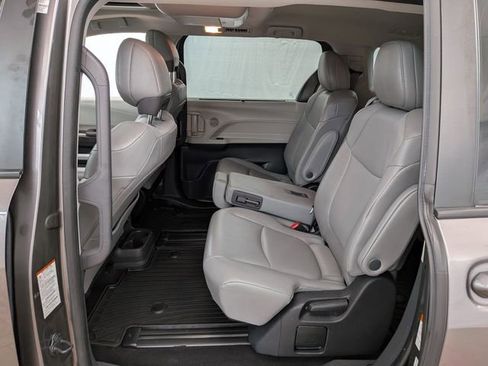 Used 2022 Toyota Sienna XLE w/ XLE Plus Package FWD image 18