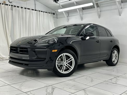 Certified 2025 Porsche Macan image 1