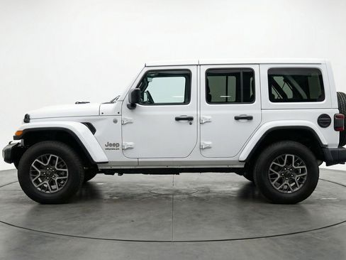 Used 2025 Jeep Wrangler Sahara image 5