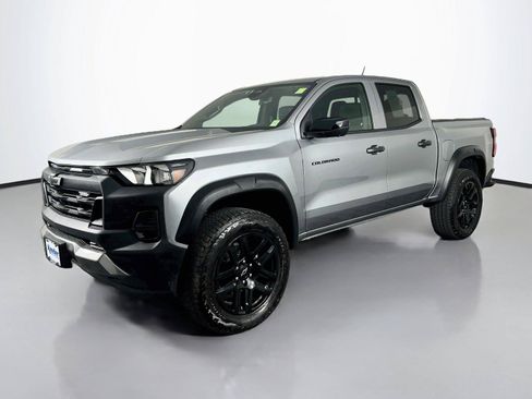 Used 2025 Chevrolet Colorado Trail Boss w/ Midnight Edition AWD/4WD image 2