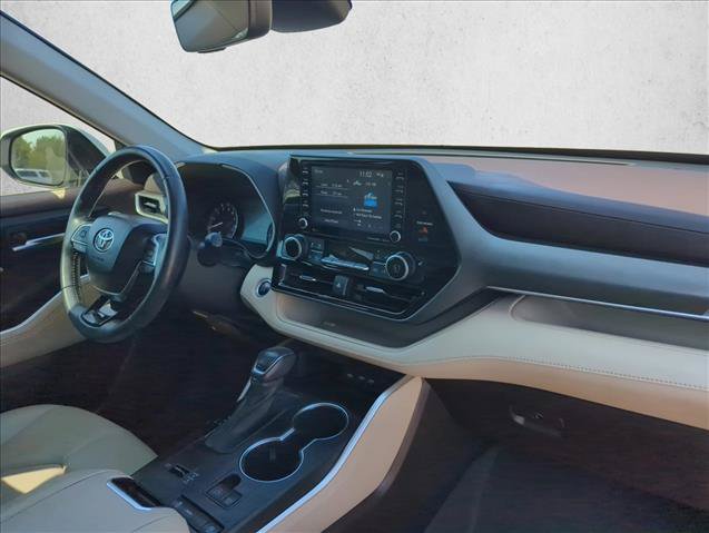 Used 2021 Toyota Highlander XLE FWD image 19