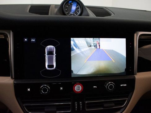 Used 2025 Porsche Macan image 29