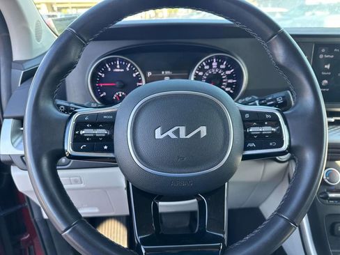 Used 2024 Kia Carnival LX FWD image 28