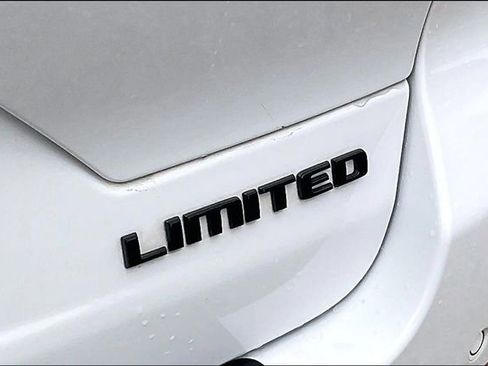 Used 2025 Jeep Grand Cherokee Limited w/ Black Appearance Package AWD/4WD image 8
