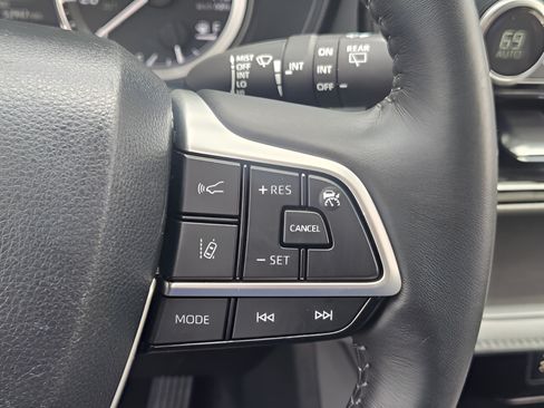 Used 2023 Toyota Highlander LE AWD/4WD image 23