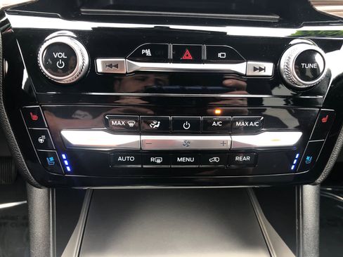 Used 2023 Ford Explorer Limited image 16