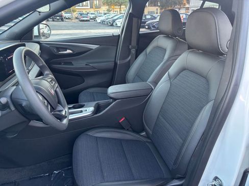 Used 2025 Buick Envista Preferred image 30