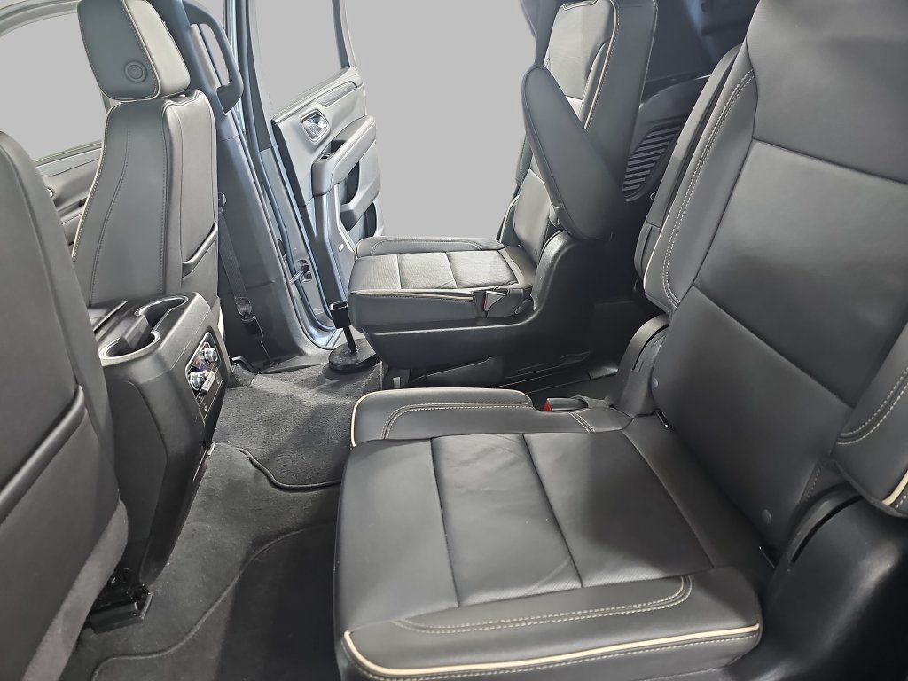 Used 2024 GMC Yukon SLT w/ SLT Premium Package AWD/4WD image 18