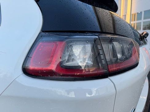 Used 2019 Jeep Cherokee Limited w/ Luxury Group image 4