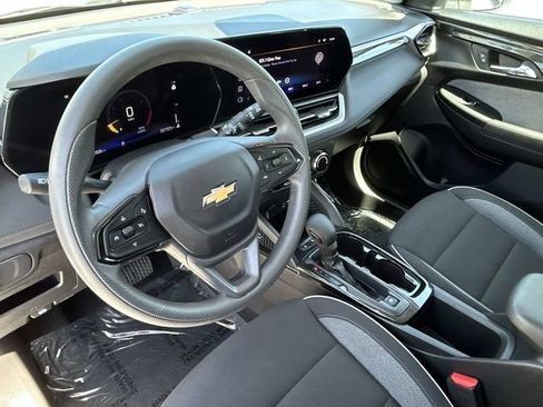 Used 2025 Chevrolet TrailBlazer LS FWD image 17