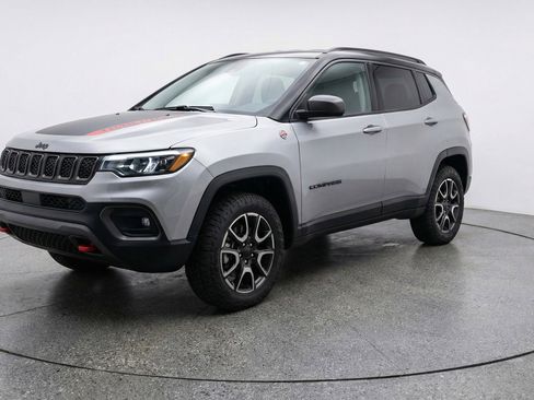 Used 2025 Jeep Compass Trailhawk AWD/4WD image 3