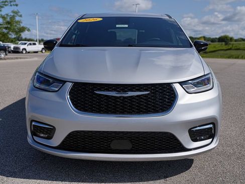 Used 2026 Chrysler Pacifica Select FWD image 2