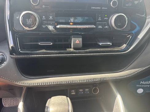 Used 2022 Toyota Highlander XSE FWD image 12