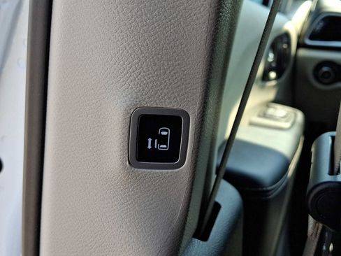Certified 2023 Chrysler Pacifica Touring-L FWD image 14
