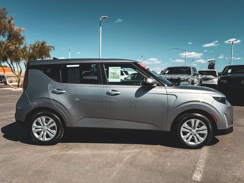 Used 2025 Kia Soul LX FWD image 9