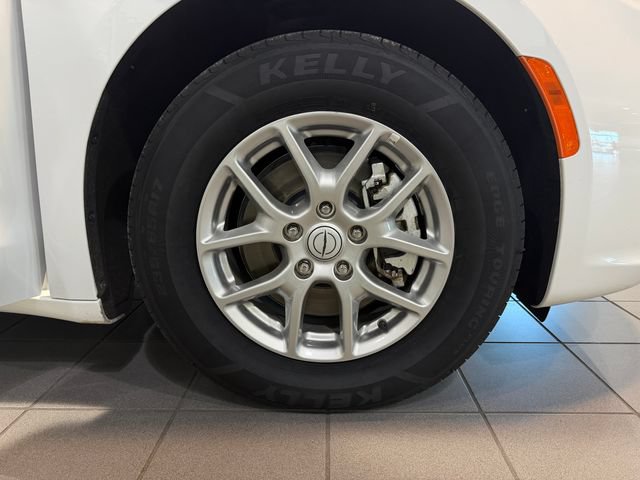 Used 2026 Chrysler Pacifica Select FWD image 9