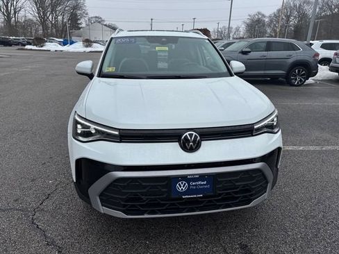 Certified 2025 Volkswagen Taos SE image 2