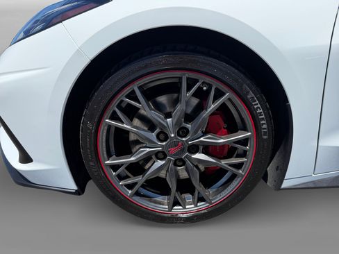 Used 2023 Chevrolet Corvette Stingray Premium Conv w/ Z51 Performance Package RWD image 9