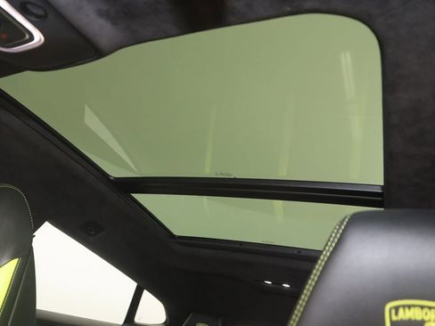 Used 2022 Lamborghini Urus image 11