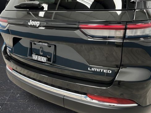 Used 2025 Jeep Grand Cherokee Limited AWD/4WD image 36