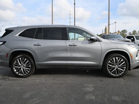 Used 2025 Buick Enclave Avenir image 13
