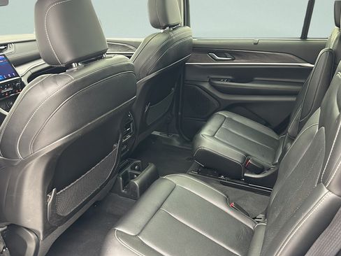 Used 2023 Jeep Grand Cherokee L Limited w/ Luxury Tech Group II AWD/4WD image 8