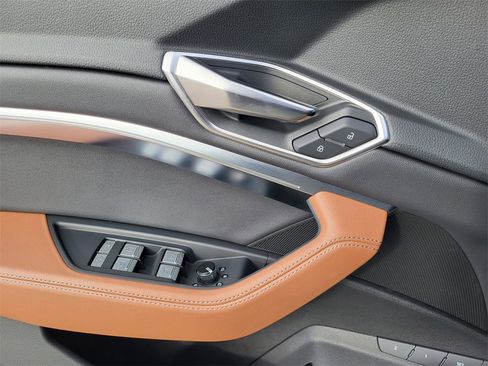 Used 2024 Audi Q8 e-tron Premium Plus image 9