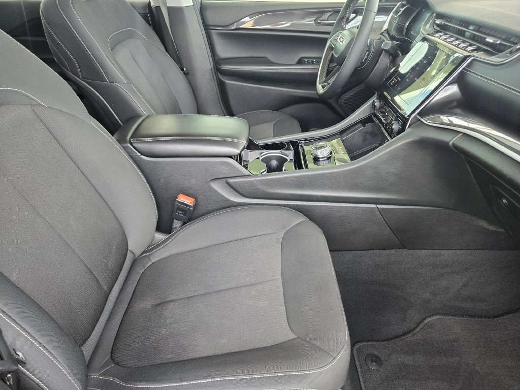 Used 2023 Jeep Grand Cherokee Laredo w/ Luxury Tech Group I AWD/4WD image 16