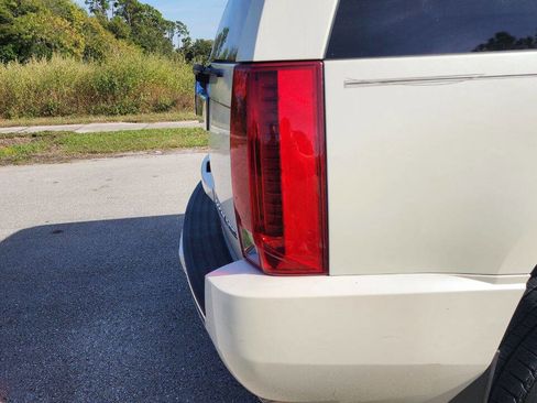 Used 2012 Cadillac Escalade Luxury image 17